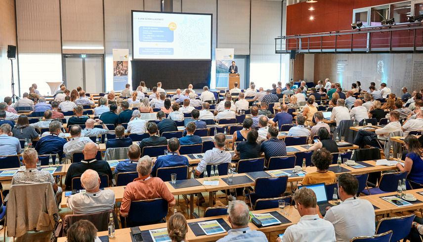 gefüllter Konferenzraum